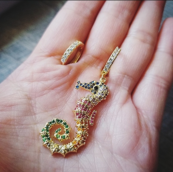 🔥LAST 1🔥NEW 18KGP SEAHORSE ASYMMETRICAL EARRING - Picture 2 of 5